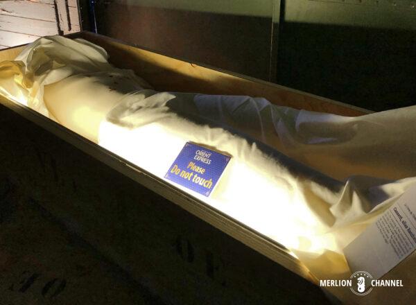 「オリエント急行展」被害者ラチェットの死体